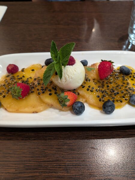 Ananassorbet – fruchtig-frisch mit einem Schuss weißem Rum