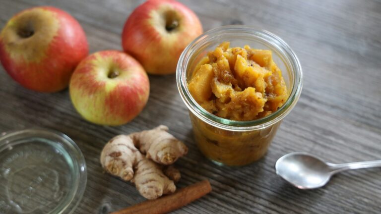 Apfel-Rhabarber-Chutney – süß-scharf mit Ingwer