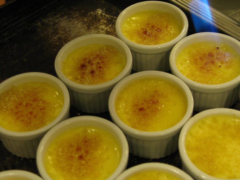 Birnen-Crème-brûlée – cremig mit Vanille & Karamellkruste