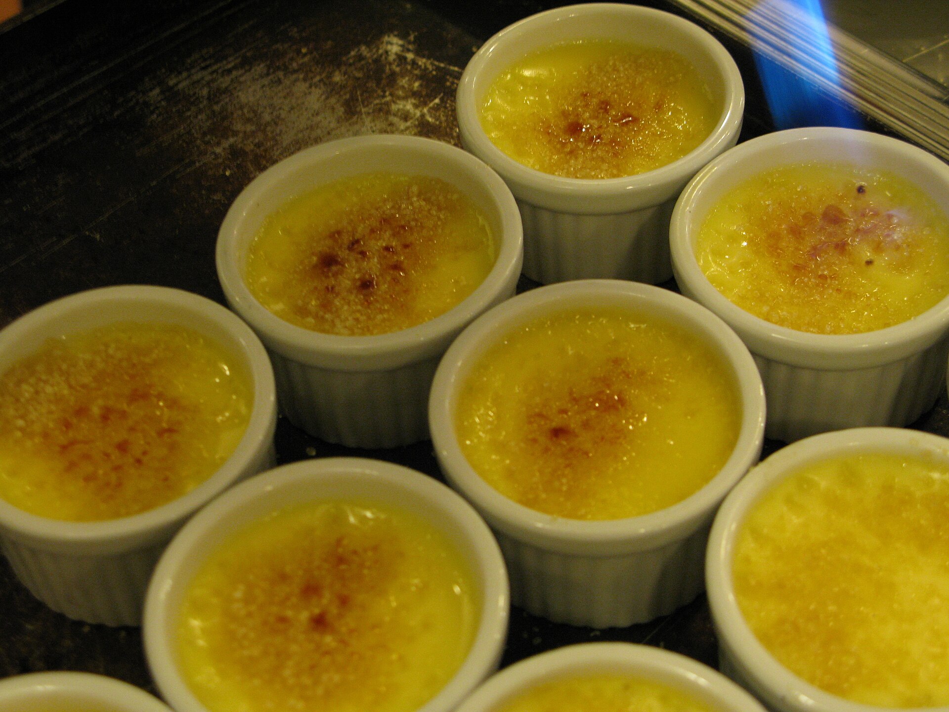 Birnen-Crème-brûlée – cremig mit Vanille & Karamellkruste