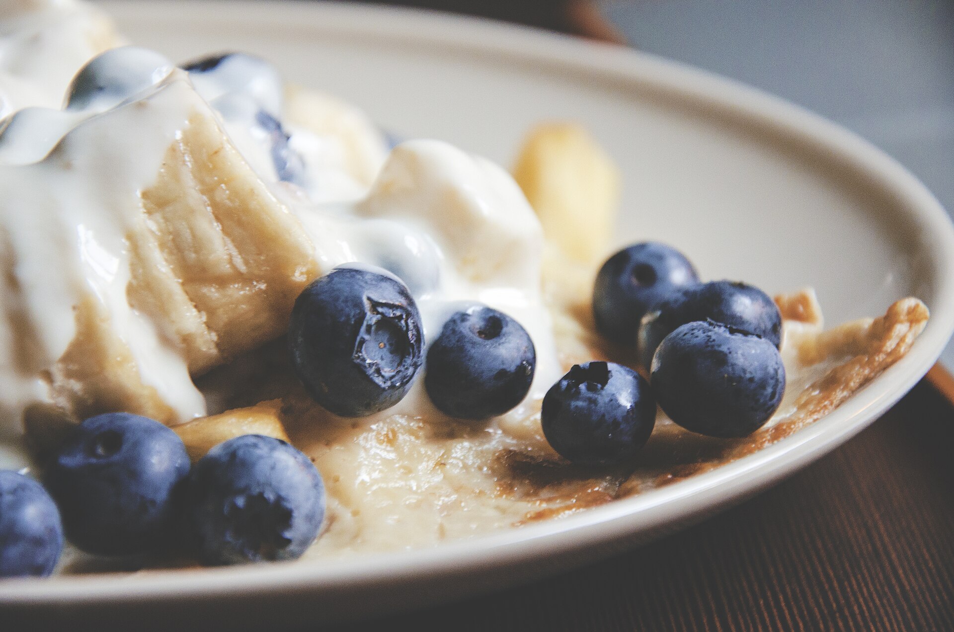 Blaubeer-Zitronen-Parfait – zweifarbiges Eisdessert