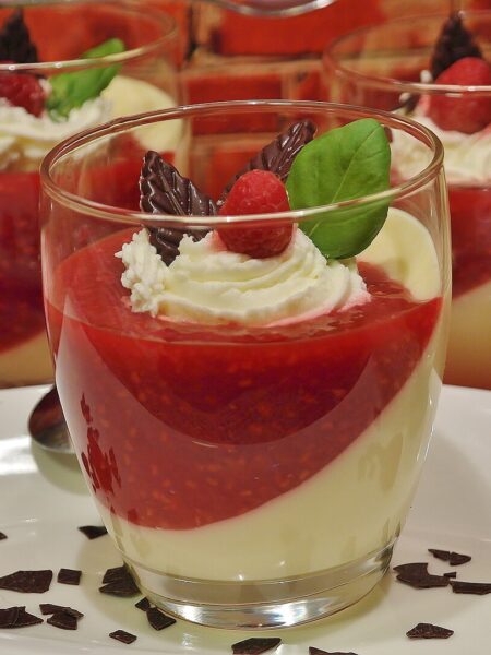 Buttermilchmousse mit Zitrone – leicht und erfrischend