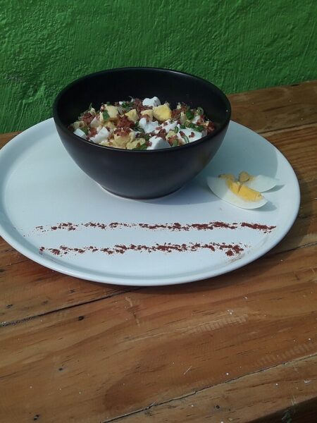 Eiersalat mit Schinken, Erbsen und Gurke – klassisch & schnell
