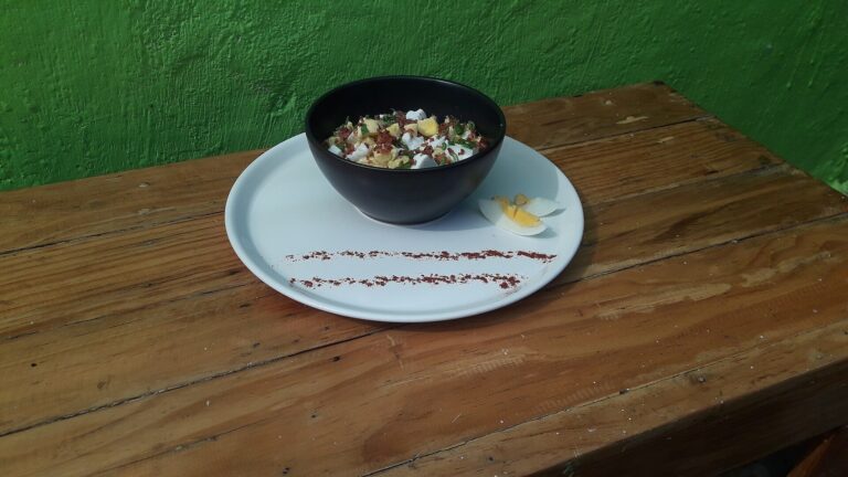 Eiersalat mit Schinken, Erbsen und Gurke – klassisch & schnell