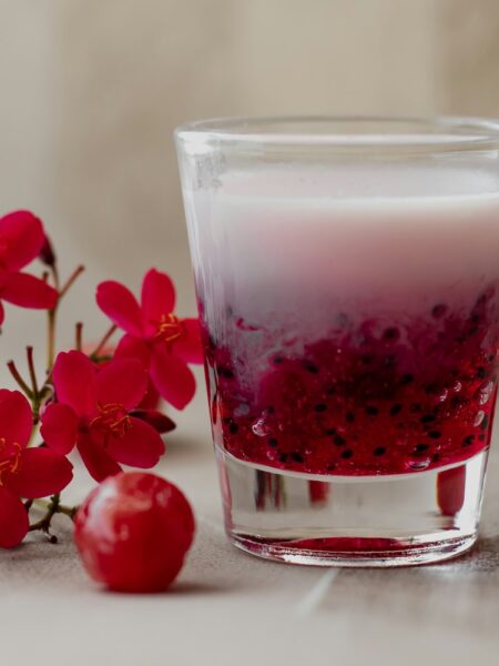 Falooda – Rosen-Milch-Dessert mit Basilikumsamen und Eis