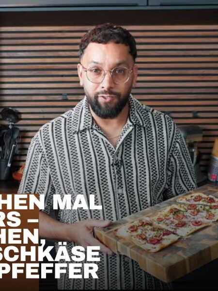 Flammkuchen mit Kirschen, Ziegenfrischkäse & grünem Pfeffer