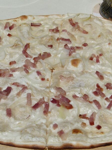 Flammkuchen mit Quark-Öl-Teig – knusprig ohne Hefe