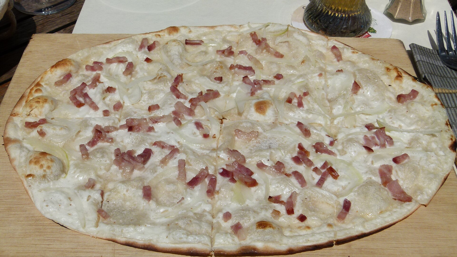 Flammkuchen mit Quark-Öl-Teig – knusprig ohne Hefe