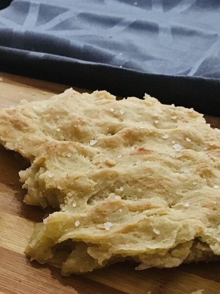 Focaccia – fluffiges Ofenbrot mit Olivenöl vom Blech