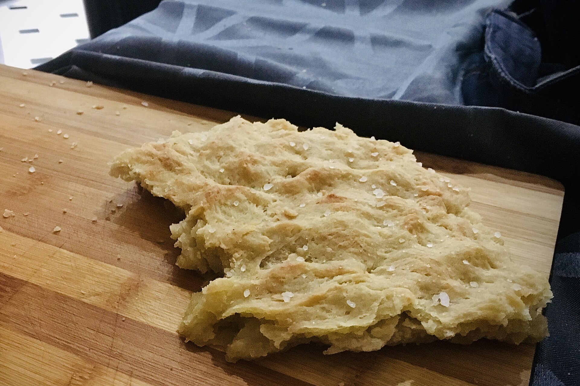 Focaccia – fluffiges Ofenbrot mit Olivenöl vom Blech