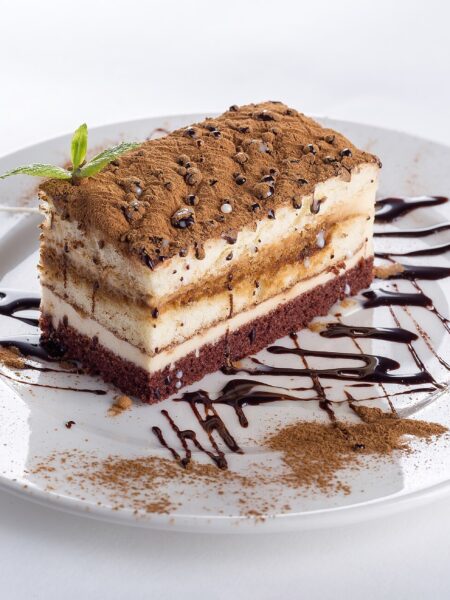 Ganache-Schnitte mit Kaffeecreme und Praliné-Knusperboden