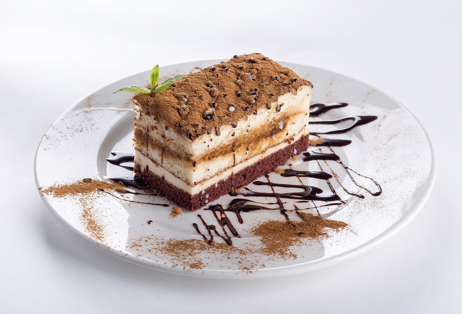 Ganache-Schnitte mit Kaffeecreme und Praliné-Knusperboden