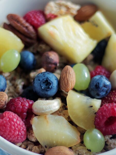 Gelierter exotischer Obstsalat mit Vanille-Weißwein-Sud