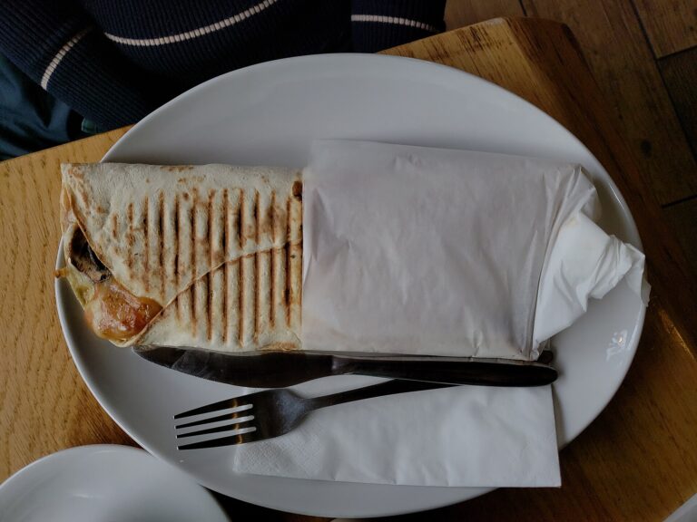 Gemüse-Wraps mit Sauerrahm – schnell, bunt und vegetarisch