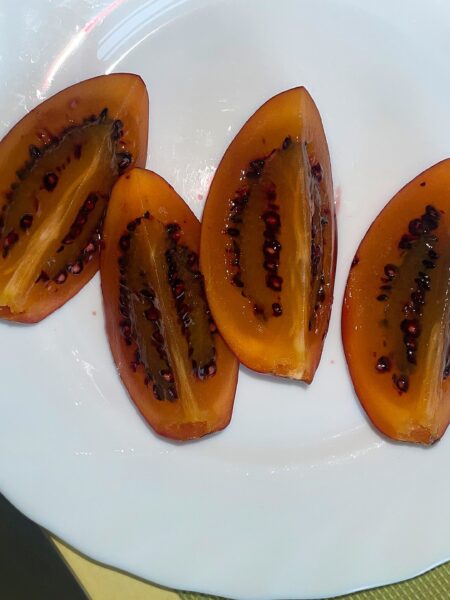 Glasierte Tamarillos in Rotwein mit Sternanis