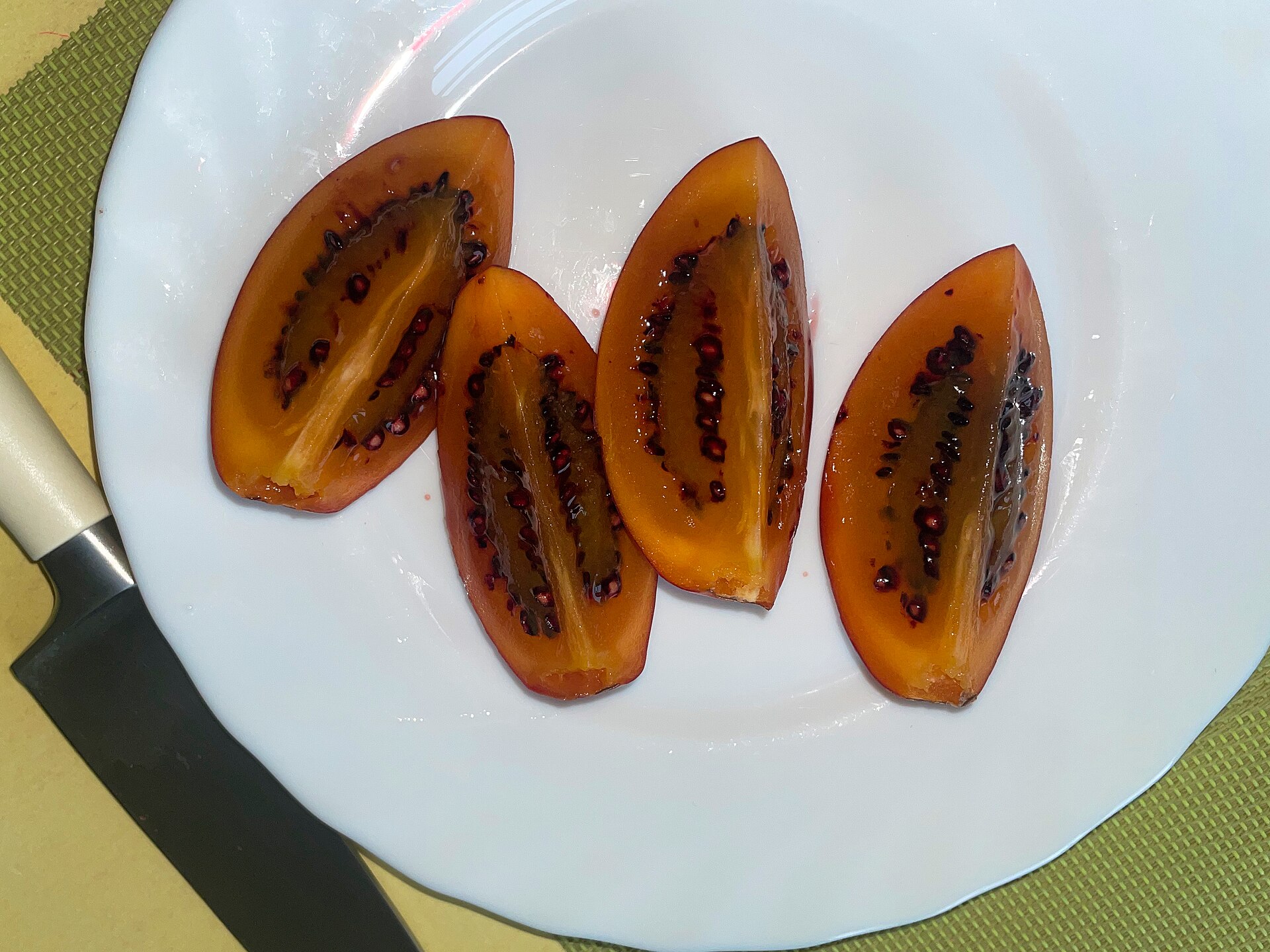 Glasierte Tamarillos in Rotwein mit Sternanis