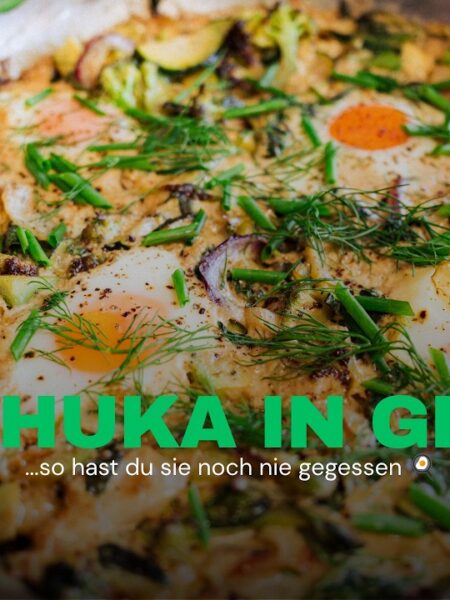 Grüne Shakshuka mit Spitzkohl, Rosenkohl & Crème fraîche