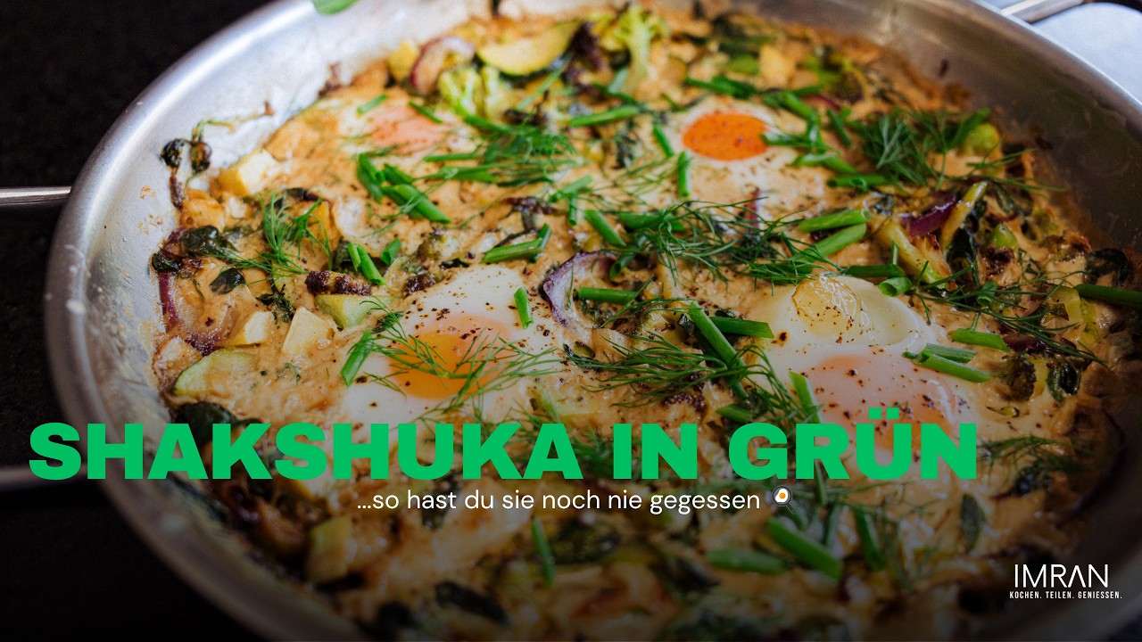Grüne Shakshuka mit Spitzkohl, Rosenkohl & Crème fraîche