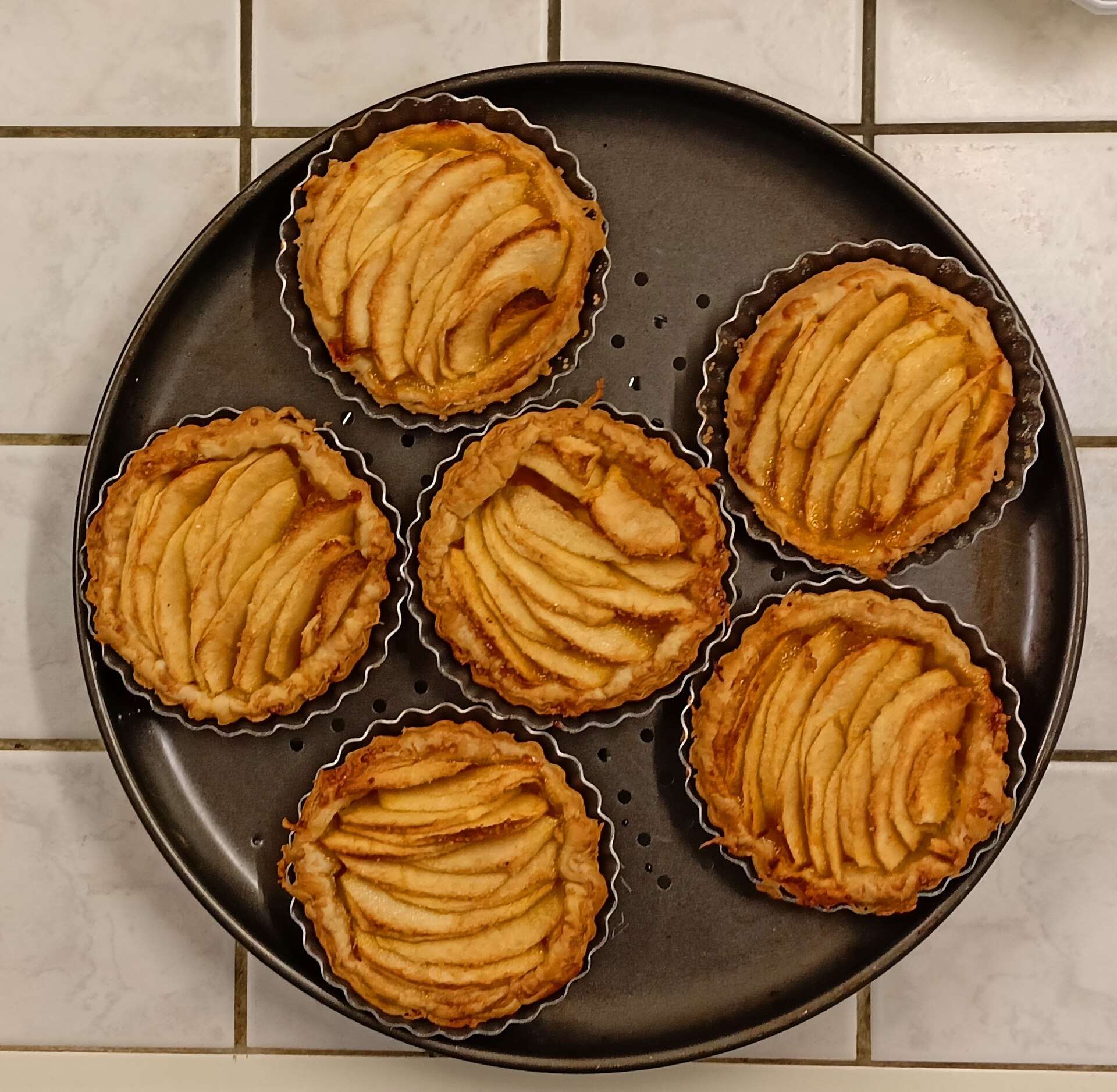 Haselnusstörtchen mit Mandelfüllung und Früchten