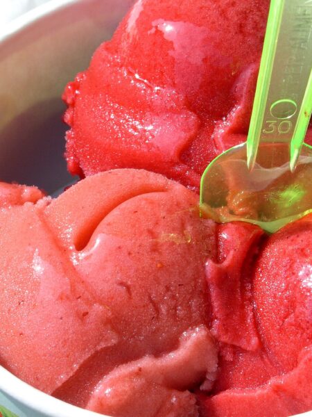 Himbeersorbet – fruchtig & cremig, auch ohne Eismaschine