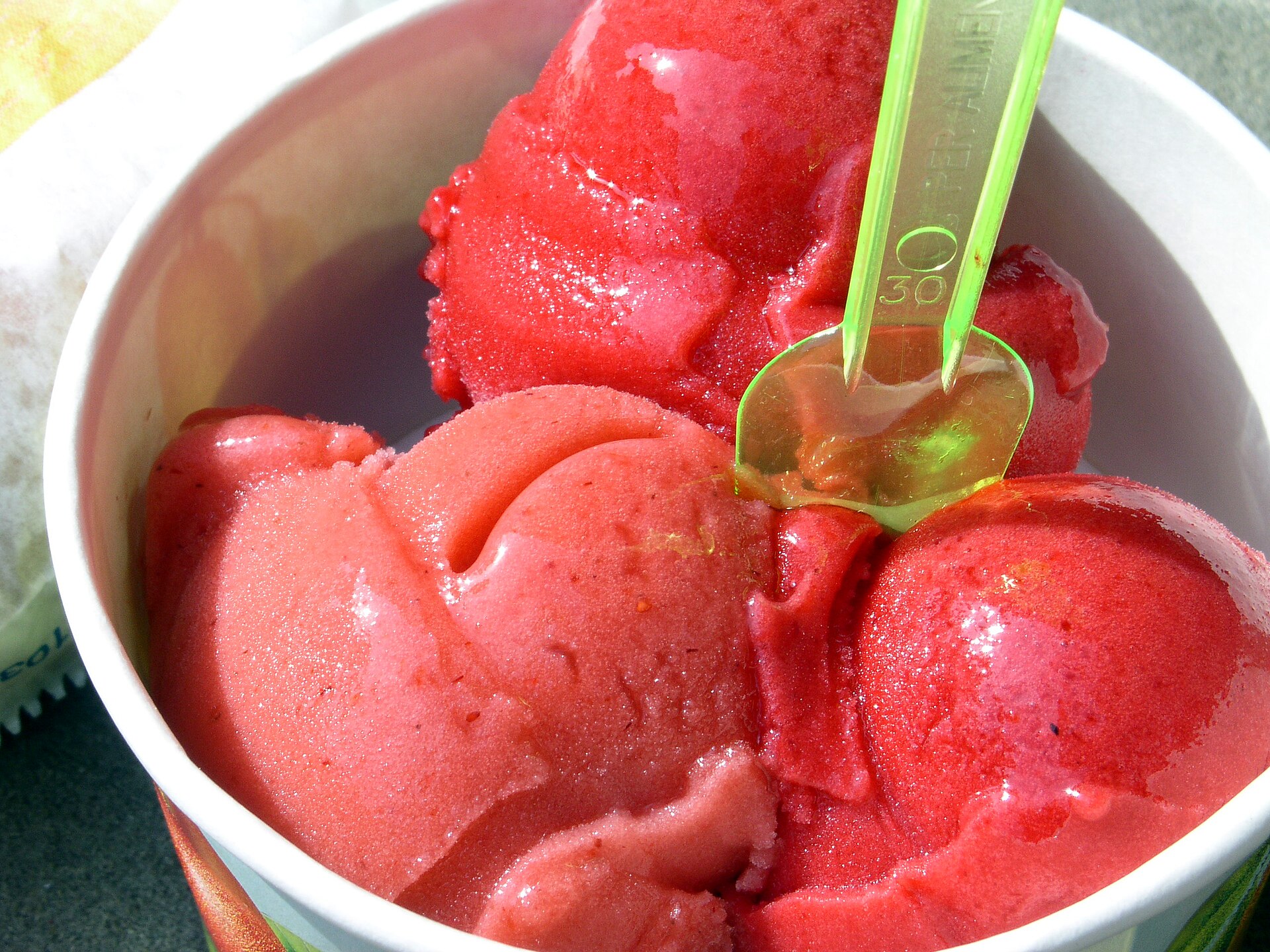Himbeersorbet – fruchtig & cremig, auch ohne Eismaschine