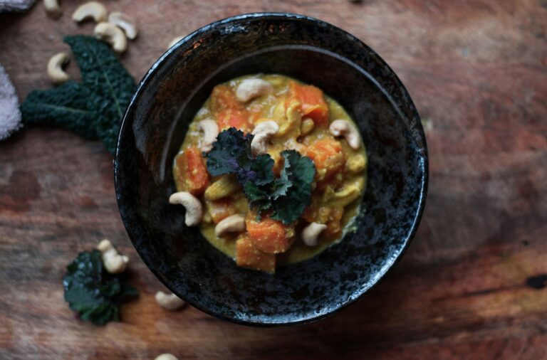 Kaddu Curry mit roter Paprika – süß-saures Kürbis-Curry