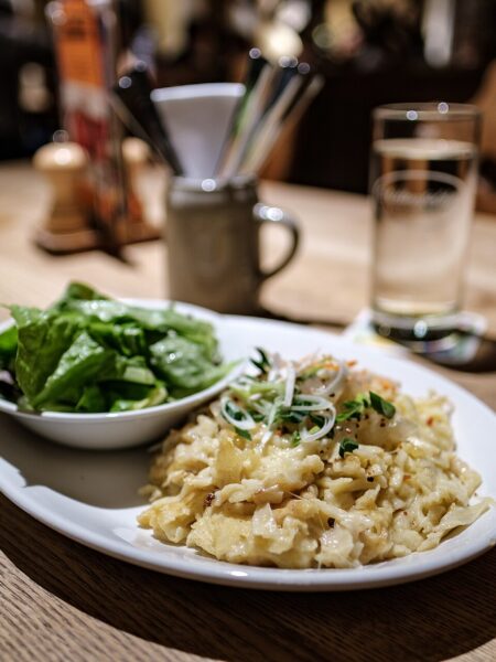 Käsrädle – Allgäuer Käsespätzle-Rolle in Butter gebraten