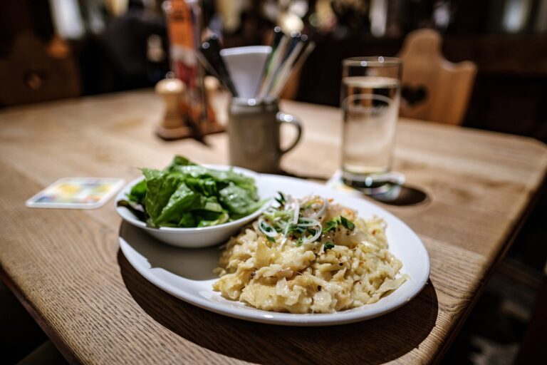 Käsrädle – Allgäuer Käsespätzle-Rolle in Butter gebraten