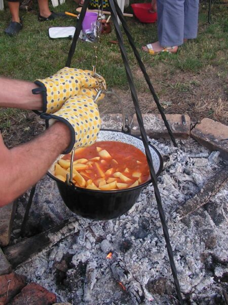 Kartoffelgulasch mit Gemüse – vegetarisch & herzhaft