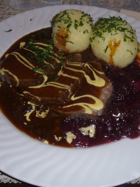 Kartoffelknödel mit brauner Butter – fluffig & formstabil