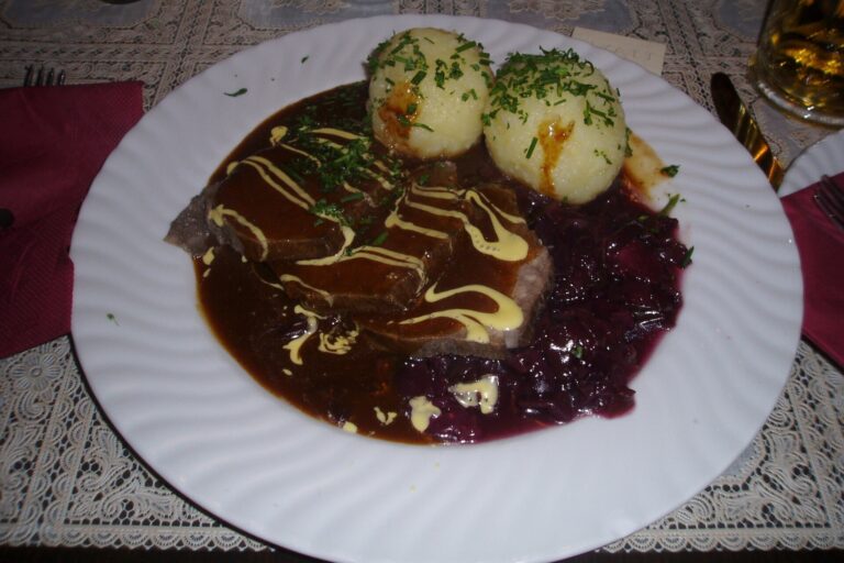 Kartoffelknödel mit brauner Butter – fluffig & formstabil