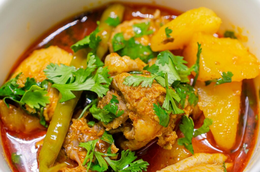 Kashmiri Dum Aloo – Babykartoffeln in würziger Joghurtsauce