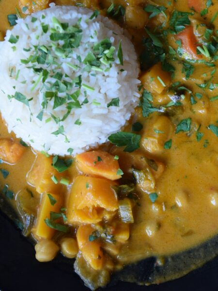 Kichererbsen-Kokos-Curry mit Spinat – vegan in 30 Minuten