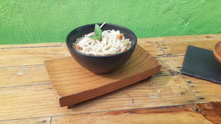 Kichererbsen-Minestrone – herzhafte Gemüsesuppe mit Tomate