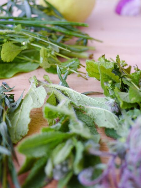 Kräuteröl mit Thymian, Rosmarin und Kerbel – grünes Würzöl