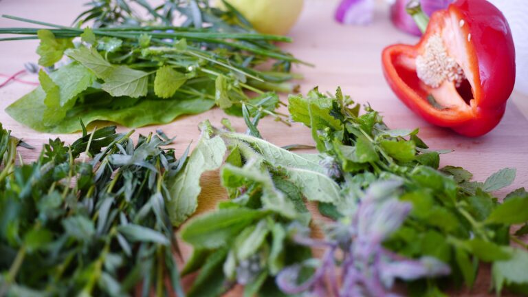Kräuteröl mit Thymian, Rosmarin und Kerbel – grünes Würzöl