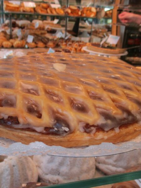 Linzer Torte – mürbe mit gerösteten Mandeln und Kirschen