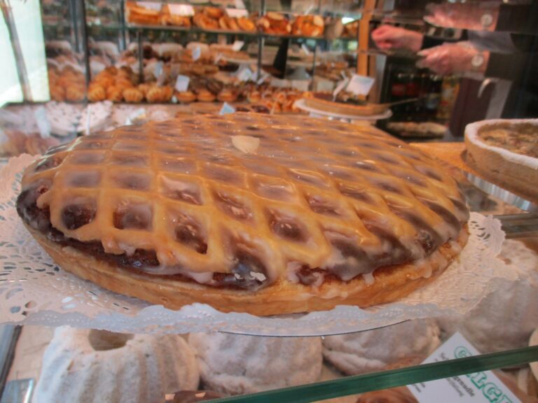 Linzer Torte – mürbe mit gerösteten Mandeln und Kirschen