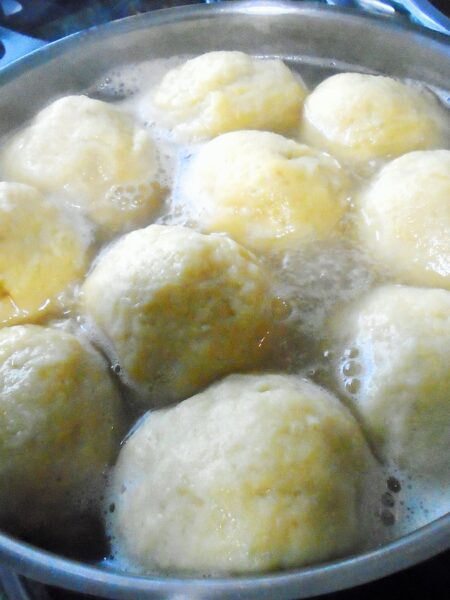 Marillenknödel aus Kartoffel-Quark-Teig mit Butterbröseln