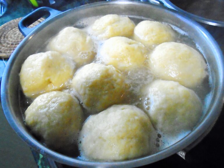 Marillenknödel aus Kartoffel-Quark-Teig mit Butterbröseln