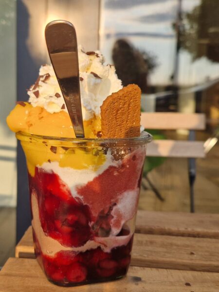 Marzipan-Kirsch-Eis – zweifarbiges Eis zum Schichten
