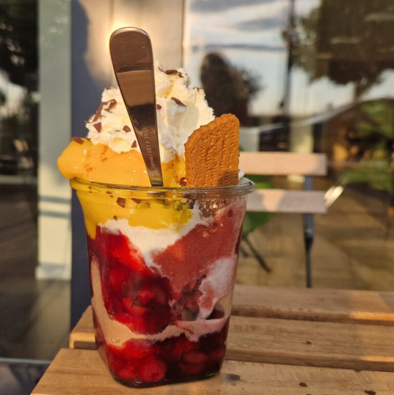 Marzipan-Kirsch-Eis – zweifarbiges Eis zum Schichten