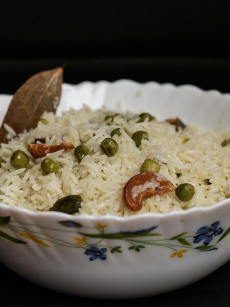 Matar Pulao – Erbsen-Reis mit Kurkuma und ganzen Gewürzen