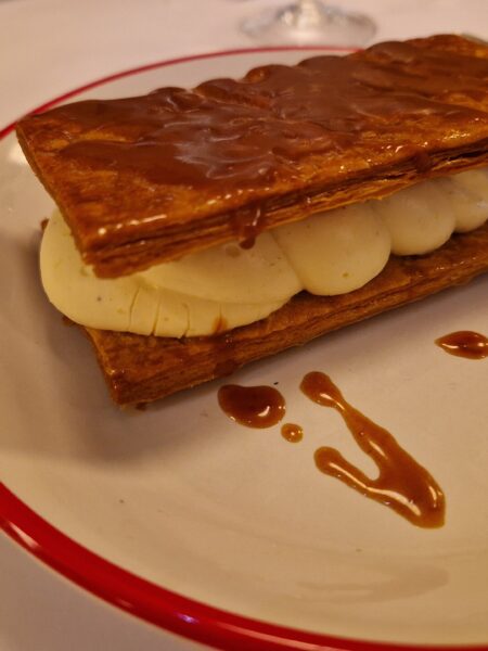 Mille-feuille mit Mangocreme und Mandelkrokant