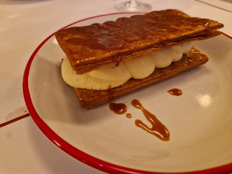 Mille-feuille mit Mangocreme und Mandelkrokant