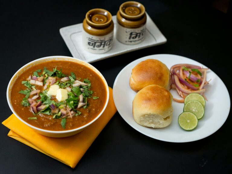Pav Bhaji – würziges Gemüsepüree mit Butterbrötchen