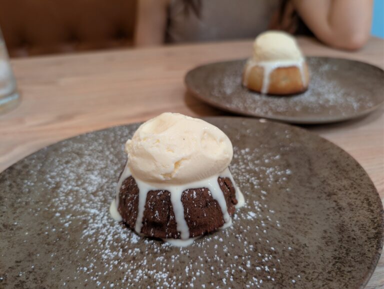 Schokoladensoufflé mit Szechuanpfeffer – warm & luftig
