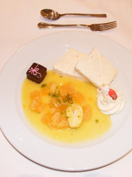 Pralinenparfait mit Nougat und dunkler Schokolade