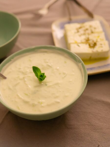 Raita mit Minze – erfrischender Joghurt-Dip in 10 Minuten