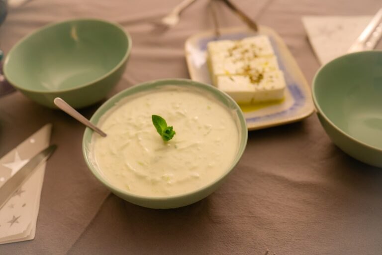 Raita mit Minze – erfrischender Joghurt-Dip in 10 Minuten